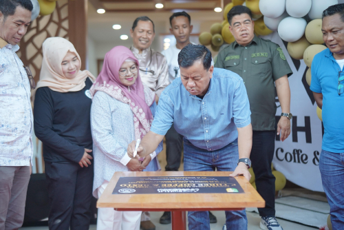 Resmikan pembukaan Cafe dan resto di Teluk Kuantan, Bupati : Semoga bisa menumbuhkan perekonomian masyarakat