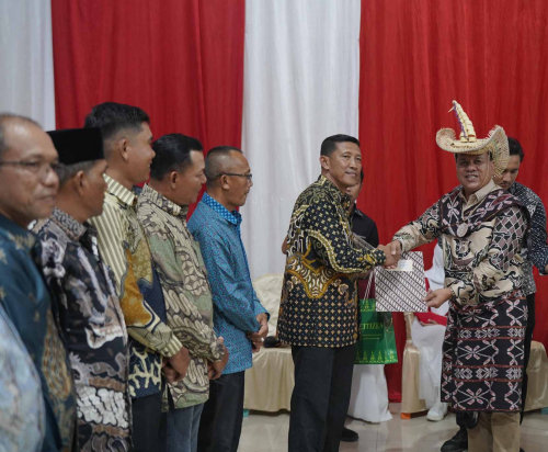 BUPATI KUANSING MENGGUYUR PASUKAN PENGIBAR BENDERA HUT RI KE 79 DENGAN BONUS