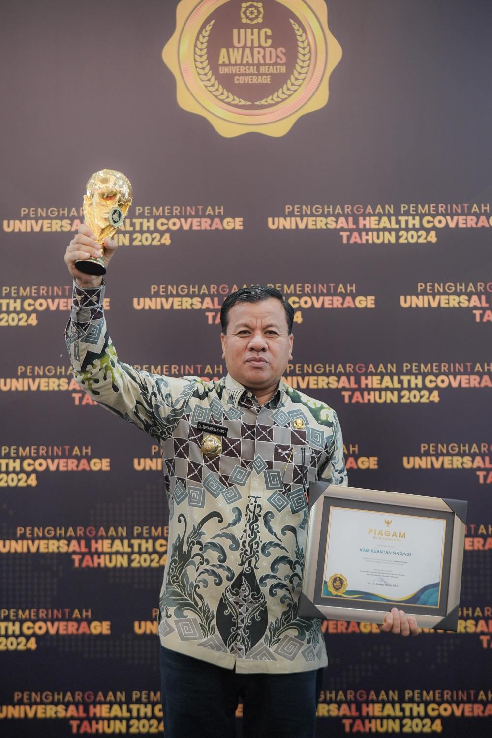 Sukses jalankan Program UHC, Bupati Suhardiman terima penghargaan dari Presiden RI